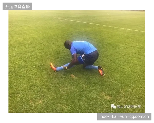 球员训练后的拉伸运动揭秘，粉丝纷纷模仿学习引热潮